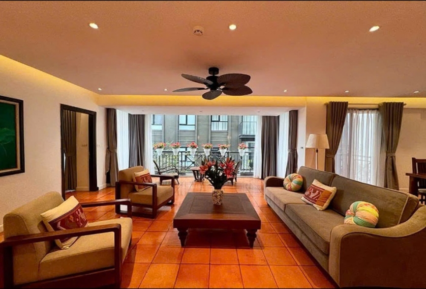 Newly renonated apartment with 3 bedrooms for lease in Truc Bach area.